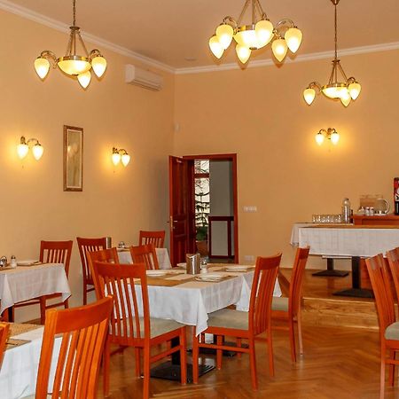 Pannon Hotel Bejelentkezes 20 Oraig, Check-In Until 20 O'Clock, Einchecken Bis 20 Uhr Mohacs Luaran gambar