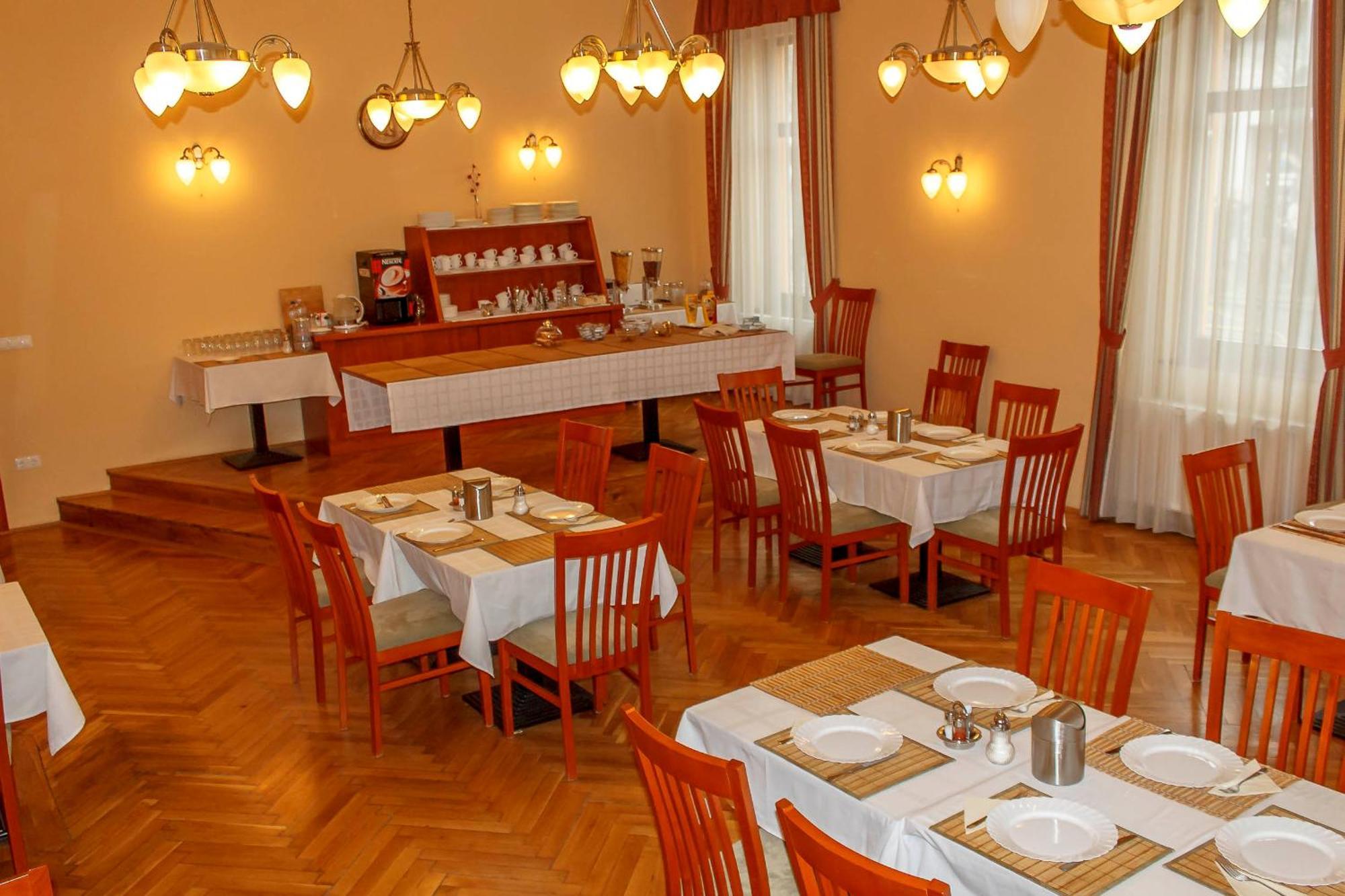Pannon Hotel Bejelentkezes 20 Oraig, Check-In Until 20 O'Clock, Einchecken Bis 20 Uhr Mohacs Luaran gambar
