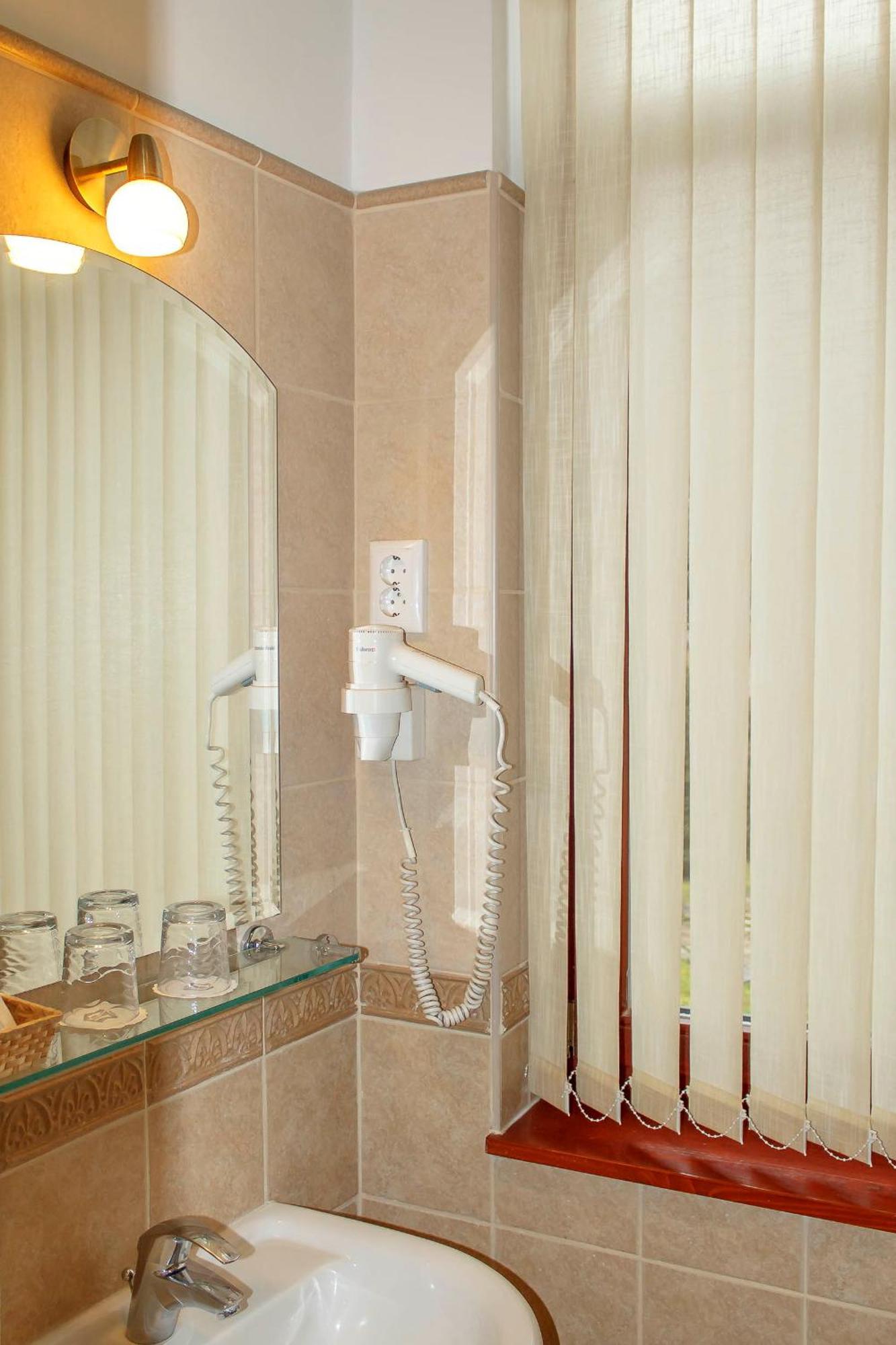 Pannon Hotel Bejelentkezes 20 Oraig, Check-In Until 20 O'Clock, Einchecken Bis 20 Uhr Mohacs Luaran gambar