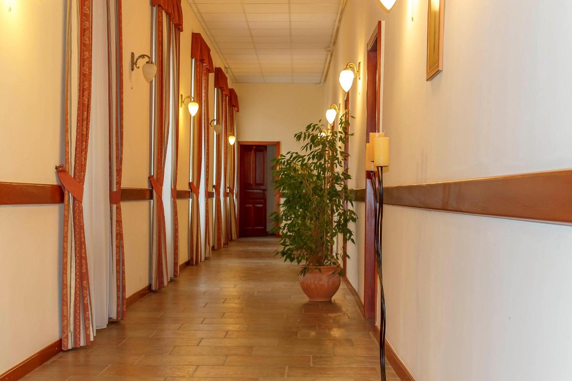 Pannon Hotel Bejelentkezes 20 Oraig, Check-In Until 20 O'Clock, Einchecken Bis 20 Uhr Mohacs Luaran gambar