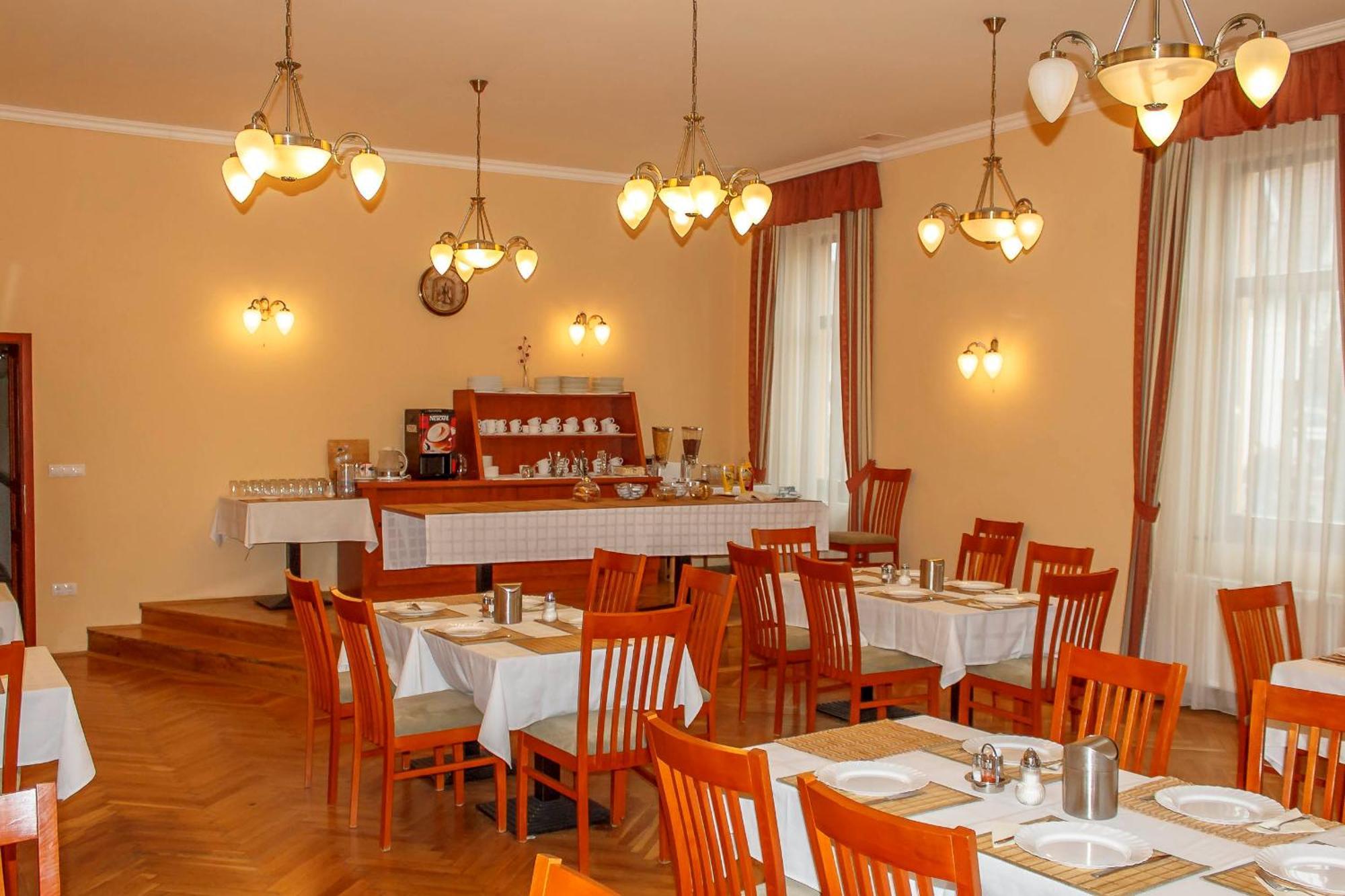 Pannon Hotel Bejelentkezes 20 Oraig, Check-In Until 20 O'Clock, Einchecken Bis 20 Uhr Mohacs Luaran gambar