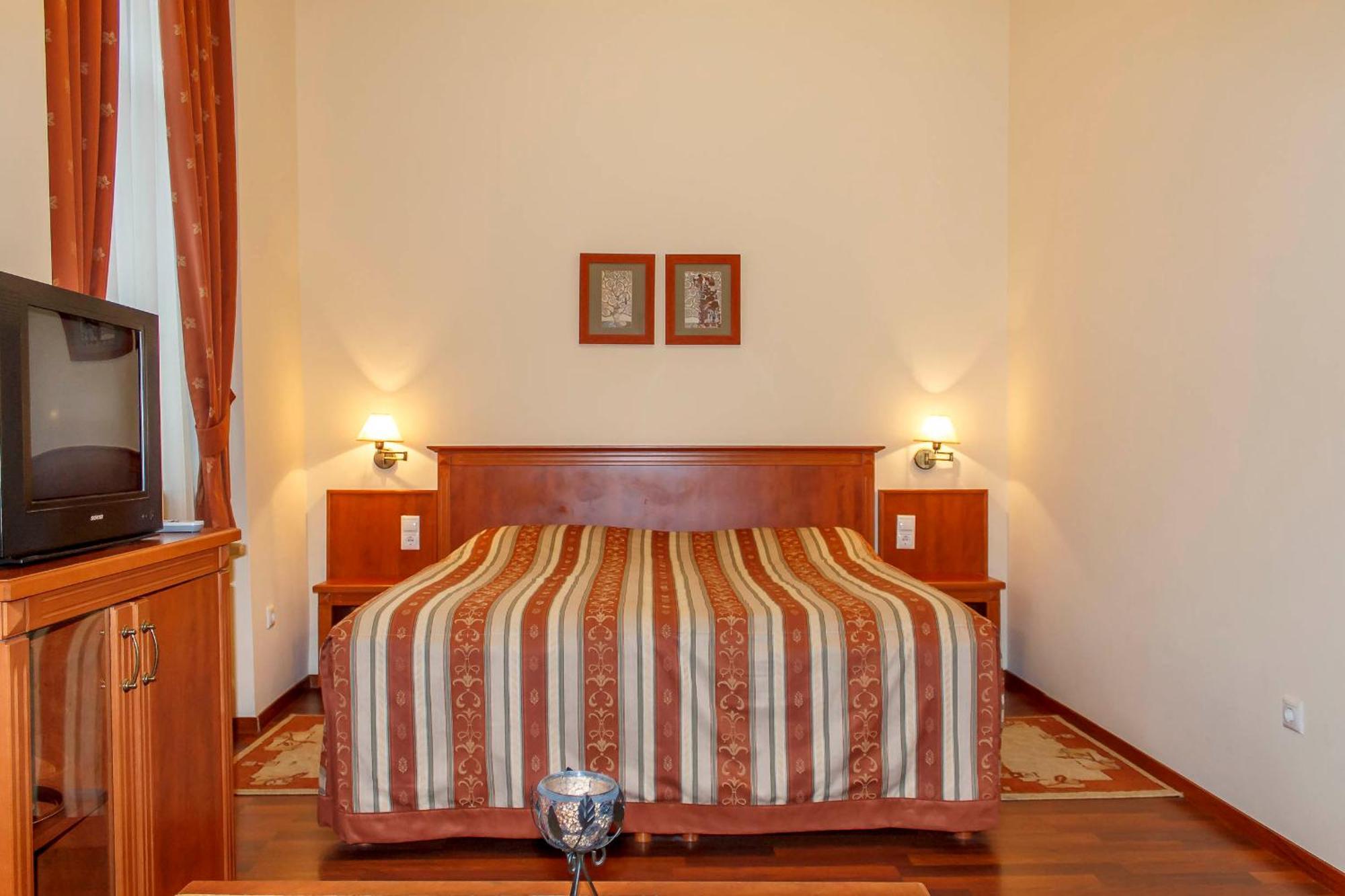 Pannon Hotel Bejelentkezes 20 Oraig, Check-In Until 20 O'Clock, Einchecken Bis 20 Uhr Mohacs Luaran gambar