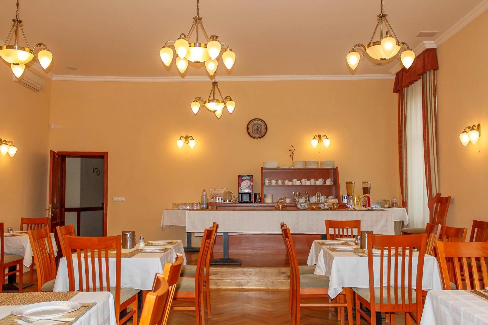 Pannon Hotel Bejelentkezes 20 Oraig, Check-In Until 20 O'Clock, Einchecken Bis 20 Uhr Mohacs Luaran gambar