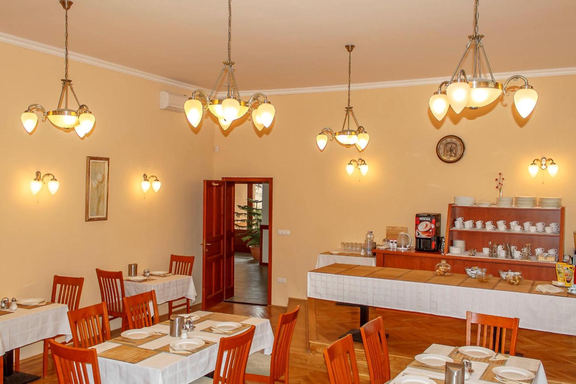 Pannon Hotel Bejelentkezes 20 Oraig, Check-In Until 20 O'Clock, Einchecken Bis 20 Uhr Mohacs Luaran gambar