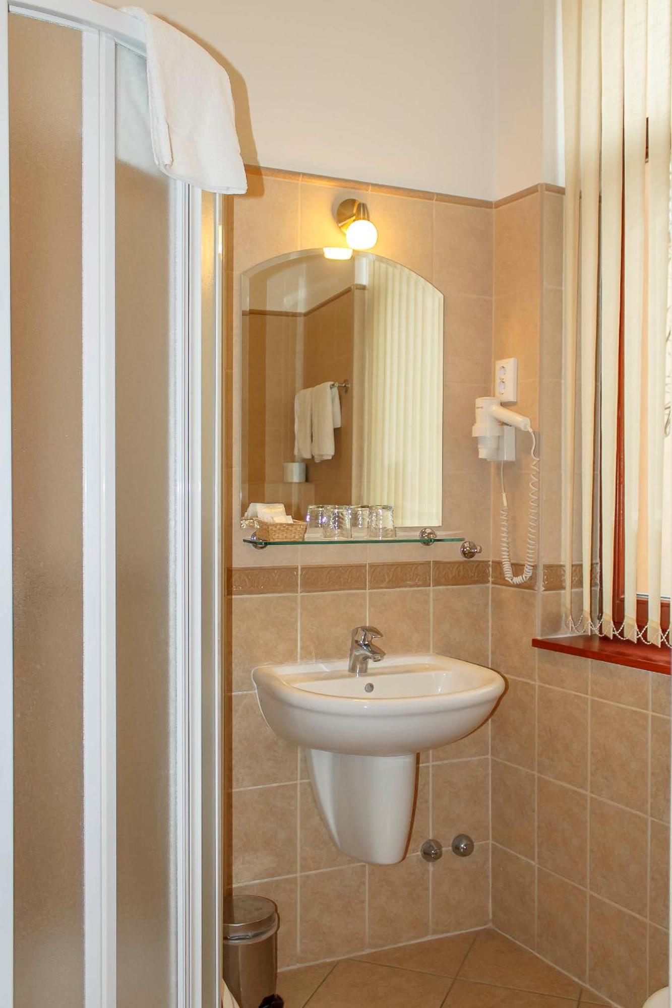 Pannon Hotel Bejelentkezes 20 Oraig, Check-In Until 20 O'Clock, Einchecken Bis 20 Uhr Mohacs Luaran gambar