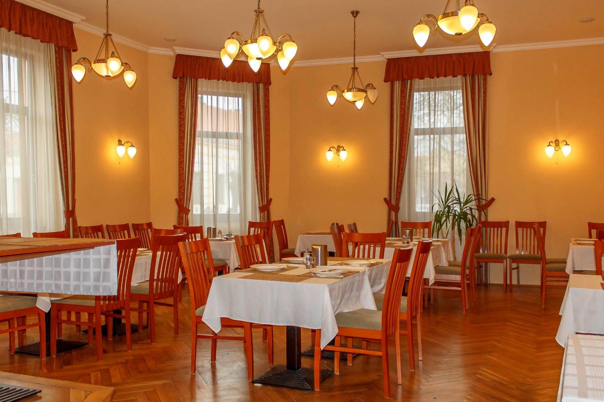 Pannon Hotel Bejelentkezes 20 Oraig, Check-In Until 20 O'Clock, Einchecken Bis 20 Uhr Mohacs Luaran gambar