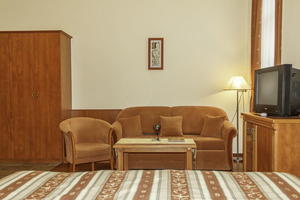 Pannon Hotel Bejelentkezes 20 Oraig, Check-In Until 20 O'Clock, Einchecken Bis 20 Uhr Mohacs Luaran gambar