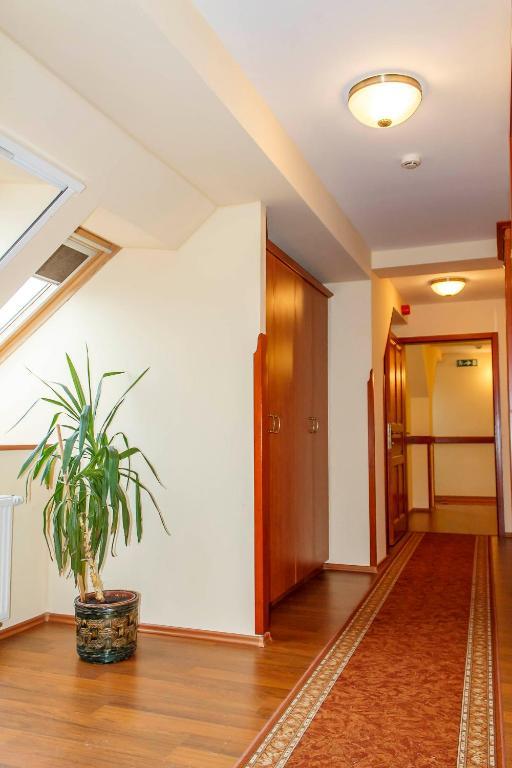 Pannon Hotel Bejelentkezes 20 Oraig, Check-In Until 20 O'Clock, Einchecken Bis 20 Uhr Mohacs Bilik gambar