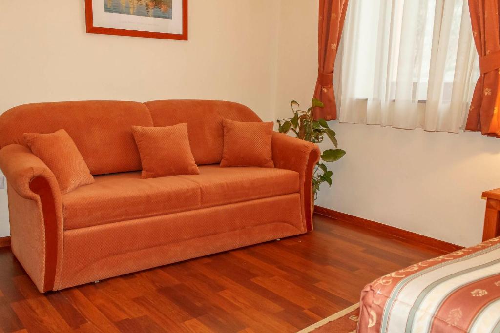 Pannon Hotel Bejelentkezes 20 Oraig, Check-In Until 20 O'Clock, Einchecken Bis 20 Uhr Mohacs Bilik gambar