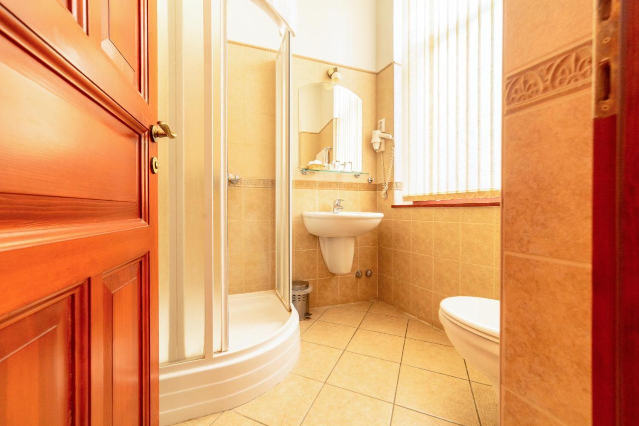Pannon Hotel Bejelentkezes 20 Oraig, Check-In Until 20 O'Clock, Einchecken Bis 20 Uhr Mohacs Luaran gambar