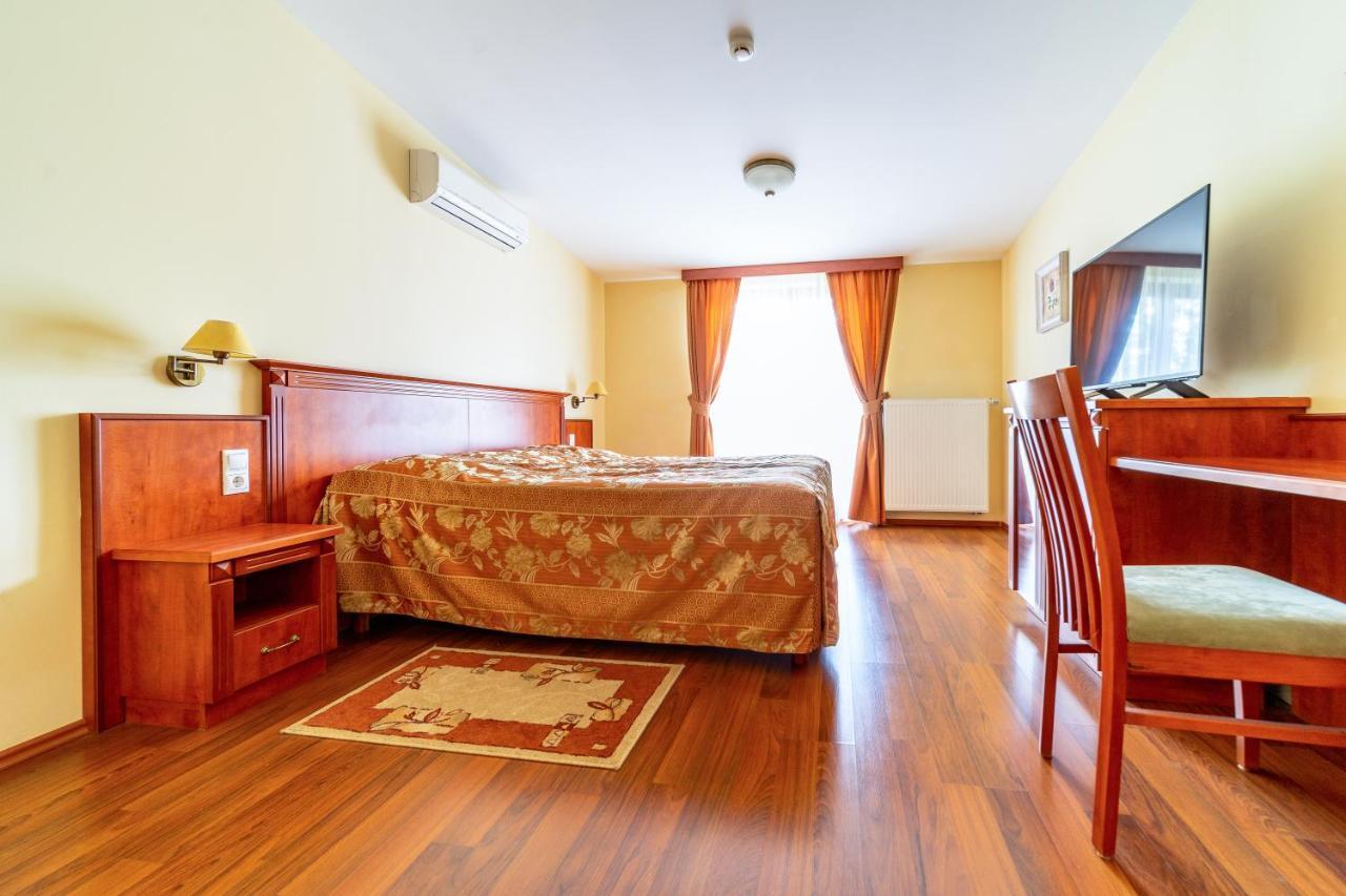 Pannon Hotel Bejelentkezes 20 Oraig, Check-In Until 20 O'Clock, Einchecken Bis 20 Uhr Mohacs Luaran gambar