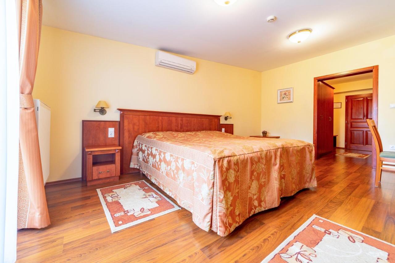 Pannon Hotel Bejelentkezes 20 Oraig, Check-In Until 20 O'Clock, Einchecken Bis 20 Uhr Mohacs Luaran gambar